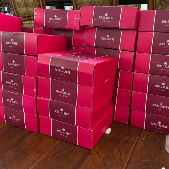 Royal Albert Rose Confetti 5-Piece Place Setting ( New with box) - Picture 8 of 9